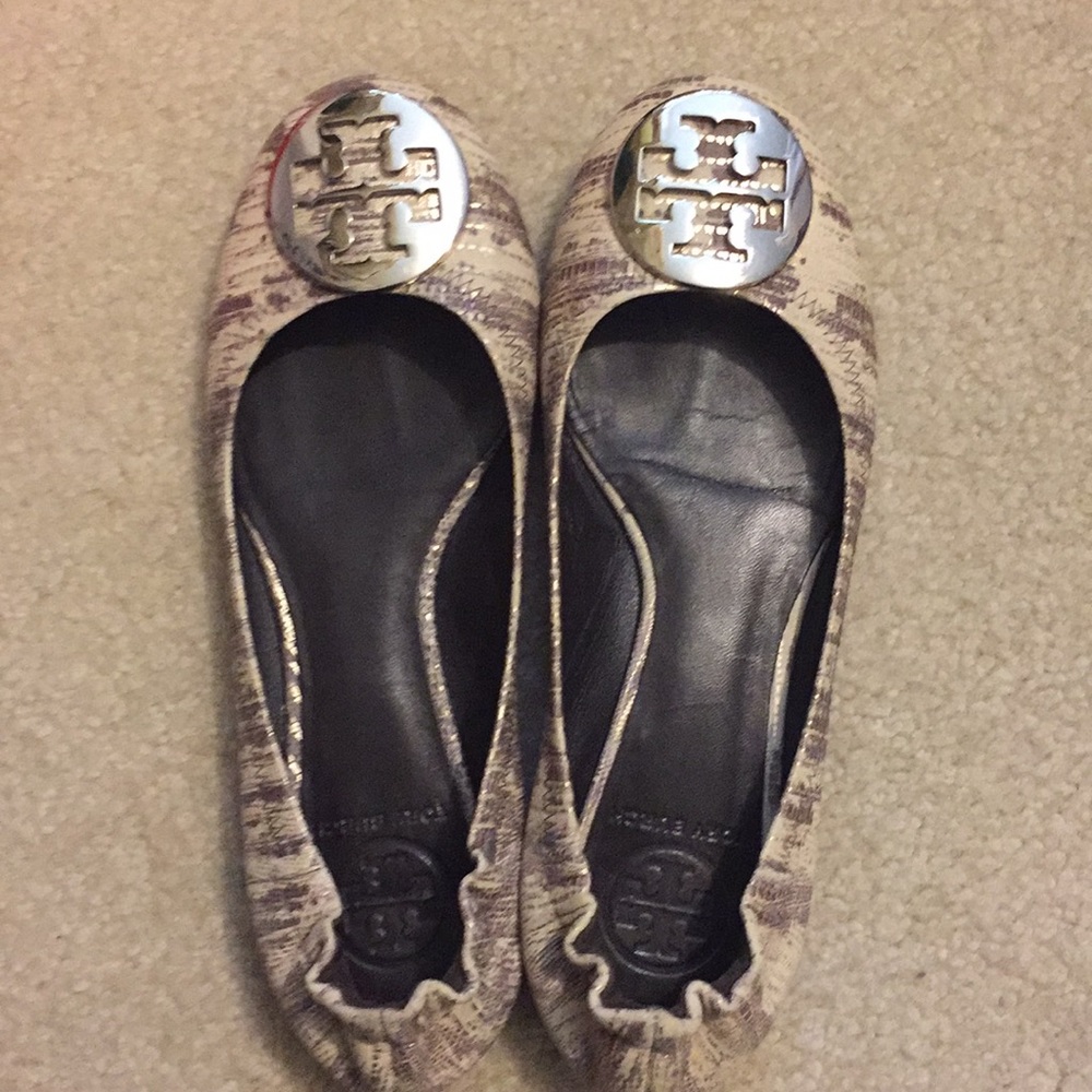 Beautiful silver Tory burch flat